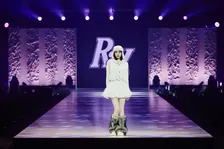 本田紗来、ほっそり美脚をランウェイで披露　冬のガーリーカジュアルなコーディネートに【サツコレ2025AW】