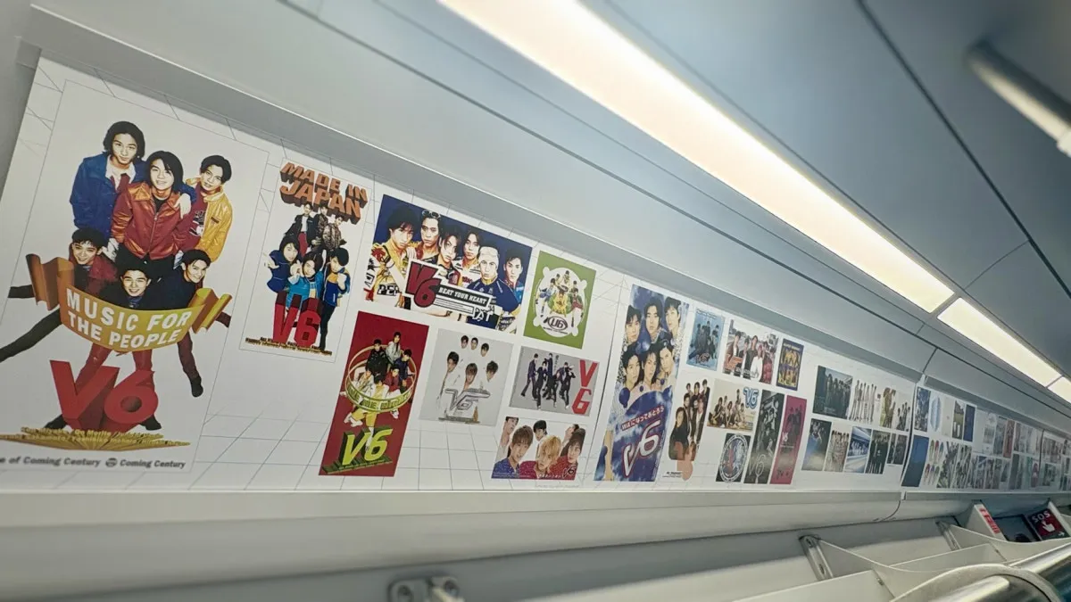 V6、サブスク解禁記念で“同期”のゆりかもめの車両ジャック 30年の歩みを振り返る走る展示空間に