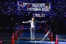 BTS・JIN、ファンコンを盛大に締めくくり 2017年以来の楽曲披露、BTSメンバーサプライズ登場、ARMYへメッセージ