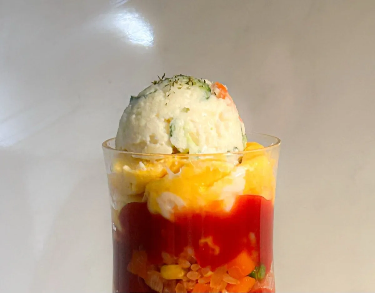 元喫茶店店員が作った「クリームソーダみたいなオムライス」が美しすぎる「はよ店出した方がいい」