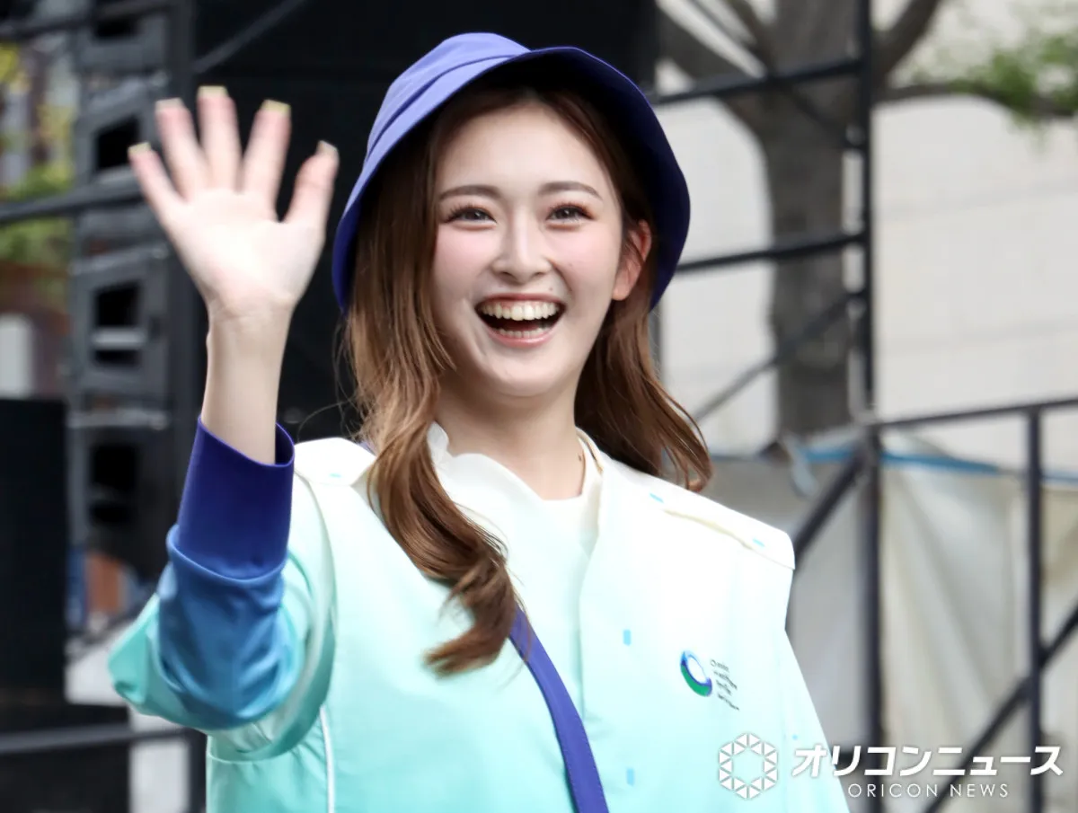 ゆうちゃみ、”万博ファッションショー”登場　大阪ヘルスケアパビリオンのユニフォームで御堂筋歩く【御堂筋ランウェイ】