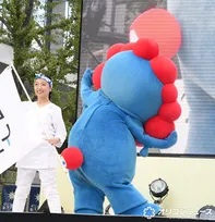 閉幕3週間後…ミャクミャク、御堂筋降臨→お尻ふりふり1キロランウェイで大歓声　1日限り公式“アフター万博”【御堂筋ランウェイ】