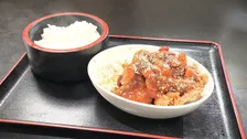 『オモウマい店』からあげ5個＆ごはん食べ放題“からあげ定食”680円　バリエーション豊かな日替わりソース　これまで200種以上創作