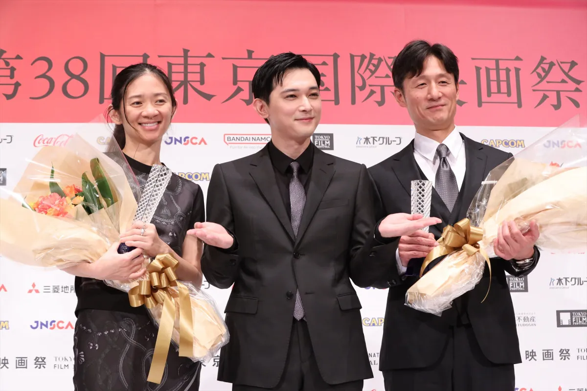 吉沢亮、「黒澤明賞」授賞式にサプライズ登壇　李相日＆クロエ・ジャオ両監督の受賞を祝福