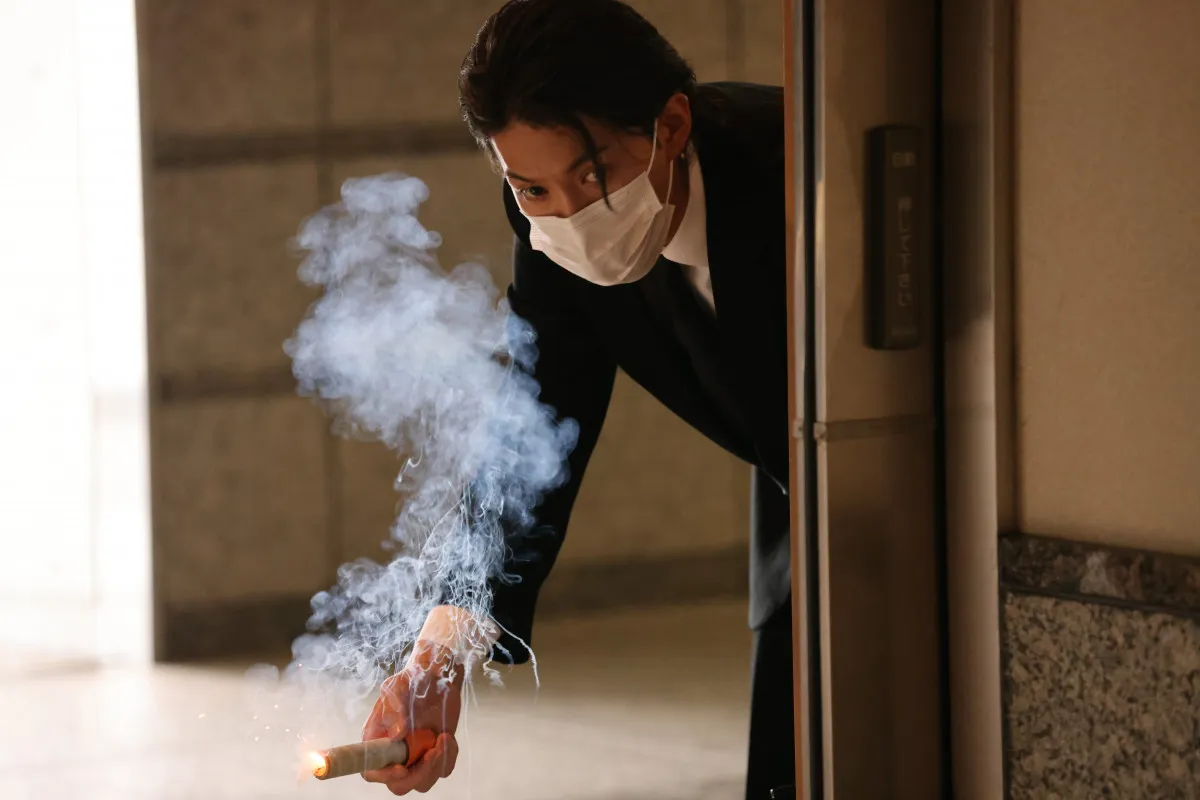 佐野勇斗、ワイヤーなしでビル3階から大ジャンプ　『ESCAPE』第5話で“黒髪”イメージチェンジ