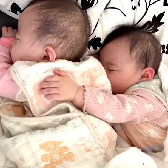 突然ママが天国に…0歳双子の女児を育てるシングルファーザーに激励の声「同じ父として応援しています」「奥様の分までお子様達と生きてください」