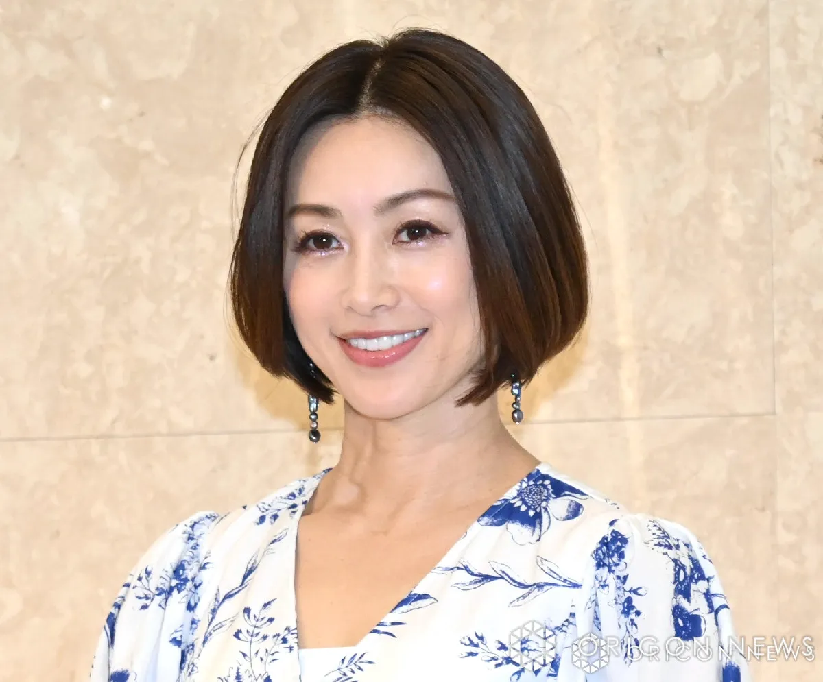 酒井法子、先輩俳優とのオフショットで見せた“近影”が話題「若々しくて…」「 エレガントなお二方様」