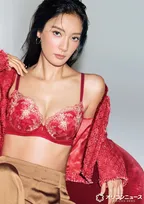 菜々緒、刺繍ランジェリーで美ボディ披露　「トリンプ」で圧巻モデル姿