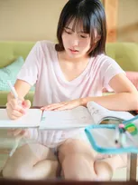 急成長アイドルグループのリーダー・日比谷萌甘、透明感抜群な18歳の青春グラビア　デジタルフォトブック発売