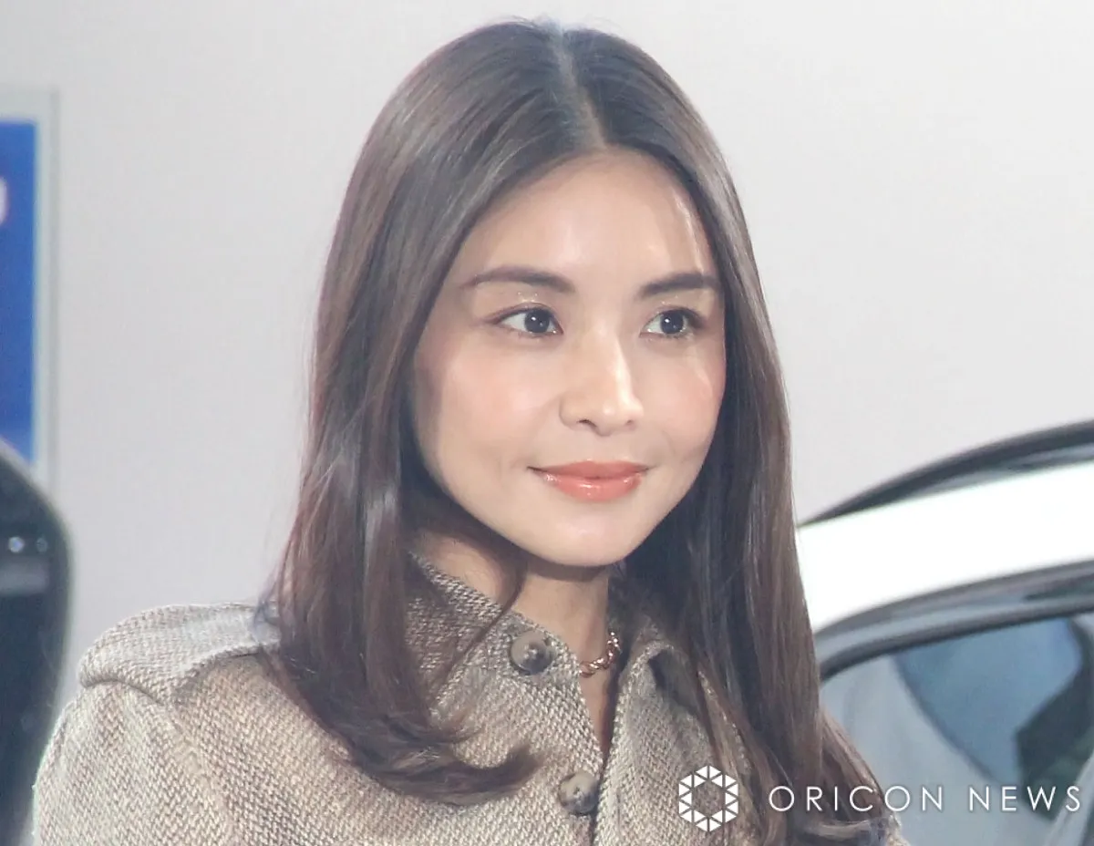 滝沢眞規子、“秋らしさ全開”シックな仕事コーデを紹介「コート素敵」「流石の色使い」