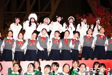 CANDY TUNE、純白の冬衣装で東京スカイツリーを点灯　“53万球”に大興奮＆少年少女合唱団とキュートな歌声届ける