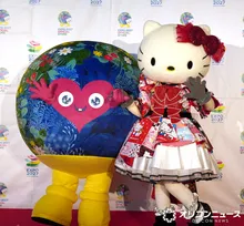 トゥンクトゥンク＆キティが仲良く“手つなぎ”　コラボアイテムきょうから発売