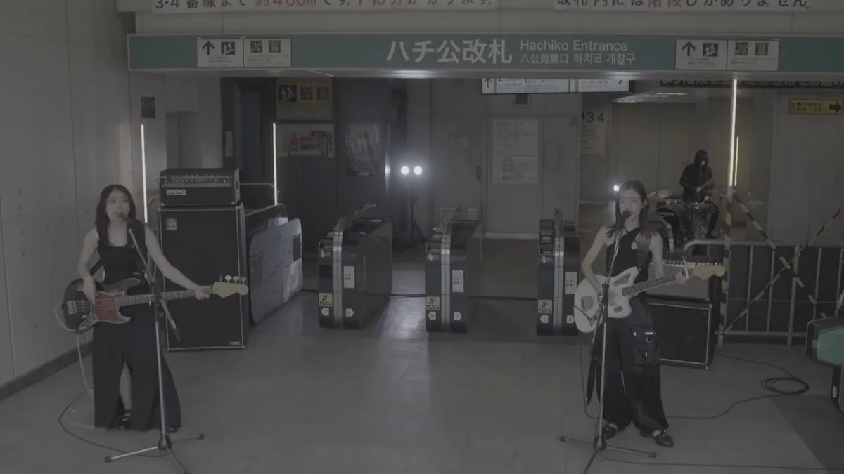 『呪術廻戦』劇場版公開＆一挙無料放送を記念　羊文学「more than words」パフォーマンス映像が期間限定で再公開