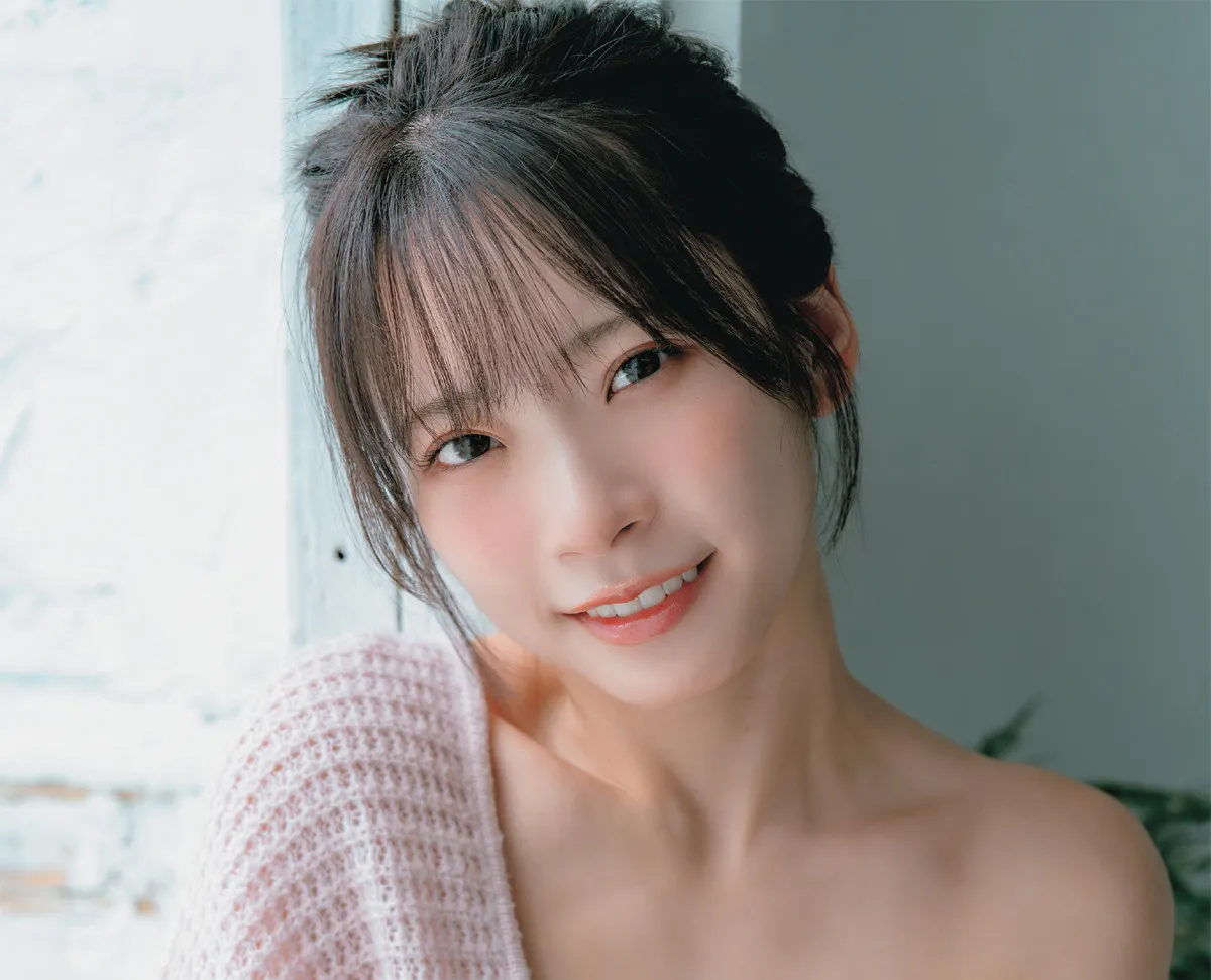 元保育士のコスプレイヤー・紅羽りお、2026年版カレンダー発売　新たな一面が垣間見える衣装も収録