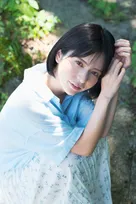 グラビアクイーン・紅羽祐美、地元・山形で撮影の写真集『再会』で純白のくびれボディを公開