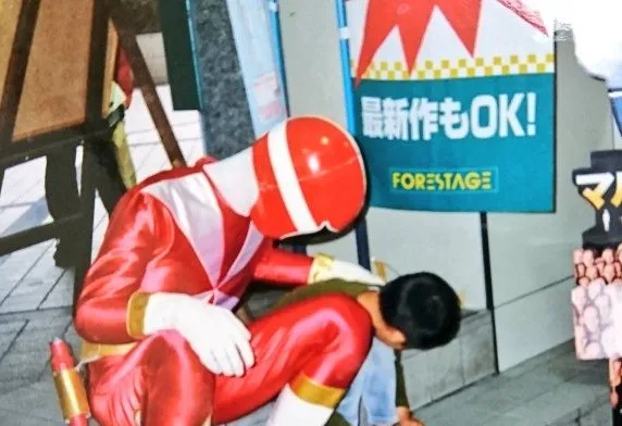 『スーパー戦隊』終了報道で少年時代の思い出写真が話題「ゴーレッドの手、大きかった」「感謝してもしきれない」