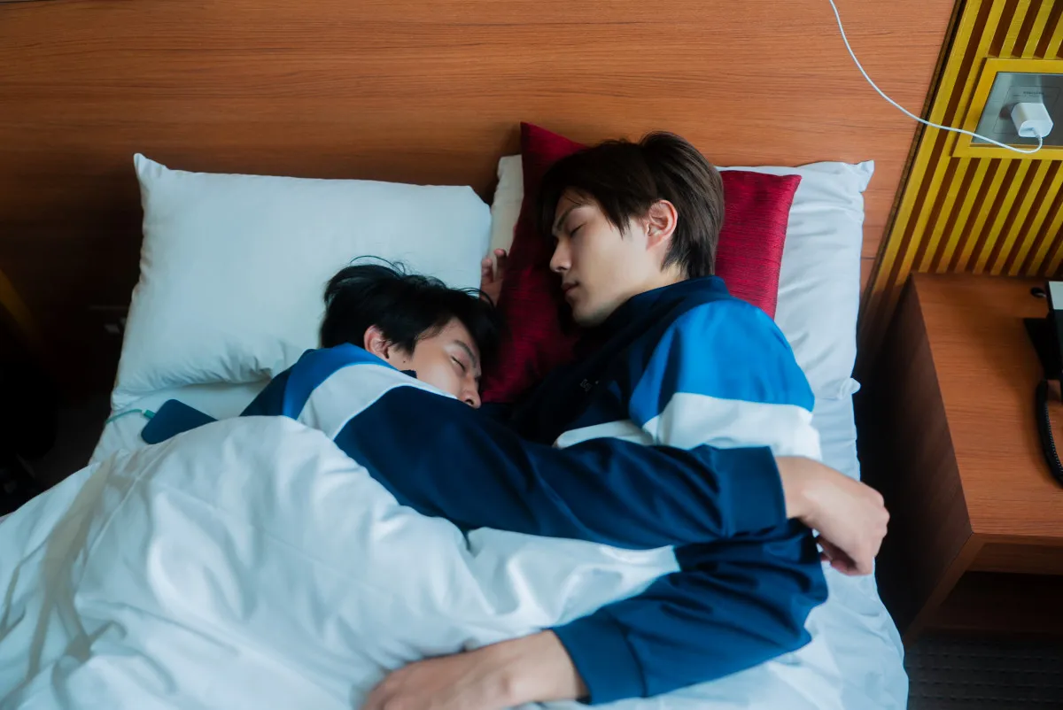 簡秀吉が藤本洸大をベッドで抱きしめる　『修学旅行で仲良くないグループに入りました』第4話あらすじ