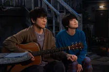 及川光博＆手越祐也、恋人つなぎショット公開　『ぼくたちん家』元恋人登場で“波乱の予感”