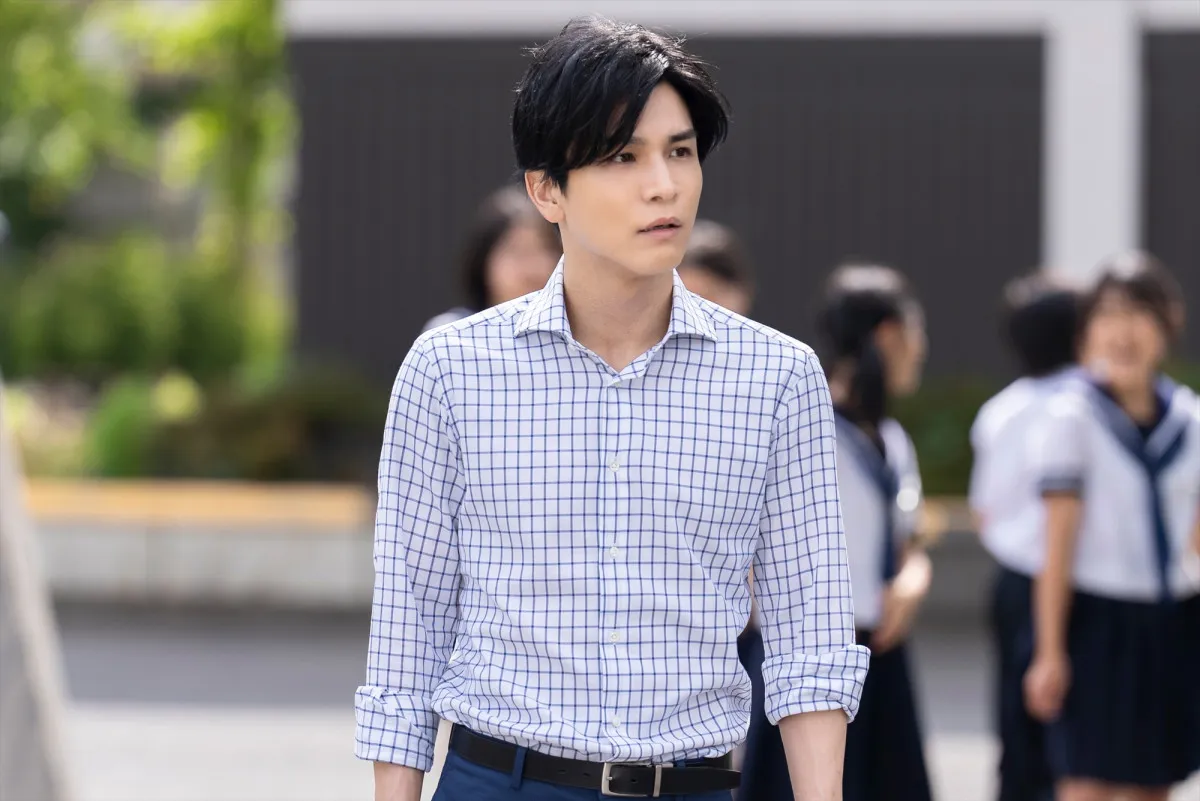 岩田剛典、中学校教師として生きる世界線――映画『金髪』場面写真公開