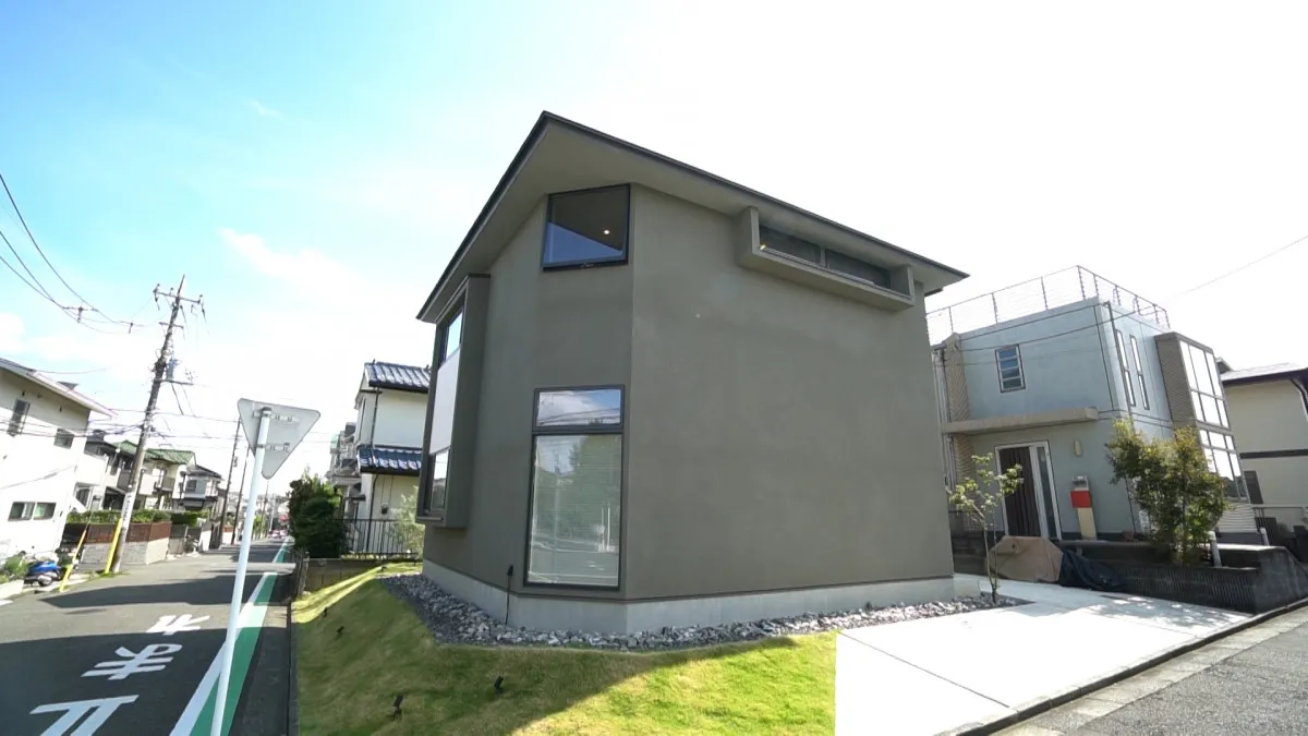 横浜市の正方形の家、コストカット術にアンガールズ田中驚がく「これはみんなやりたい…」『となりのスゴイ家』