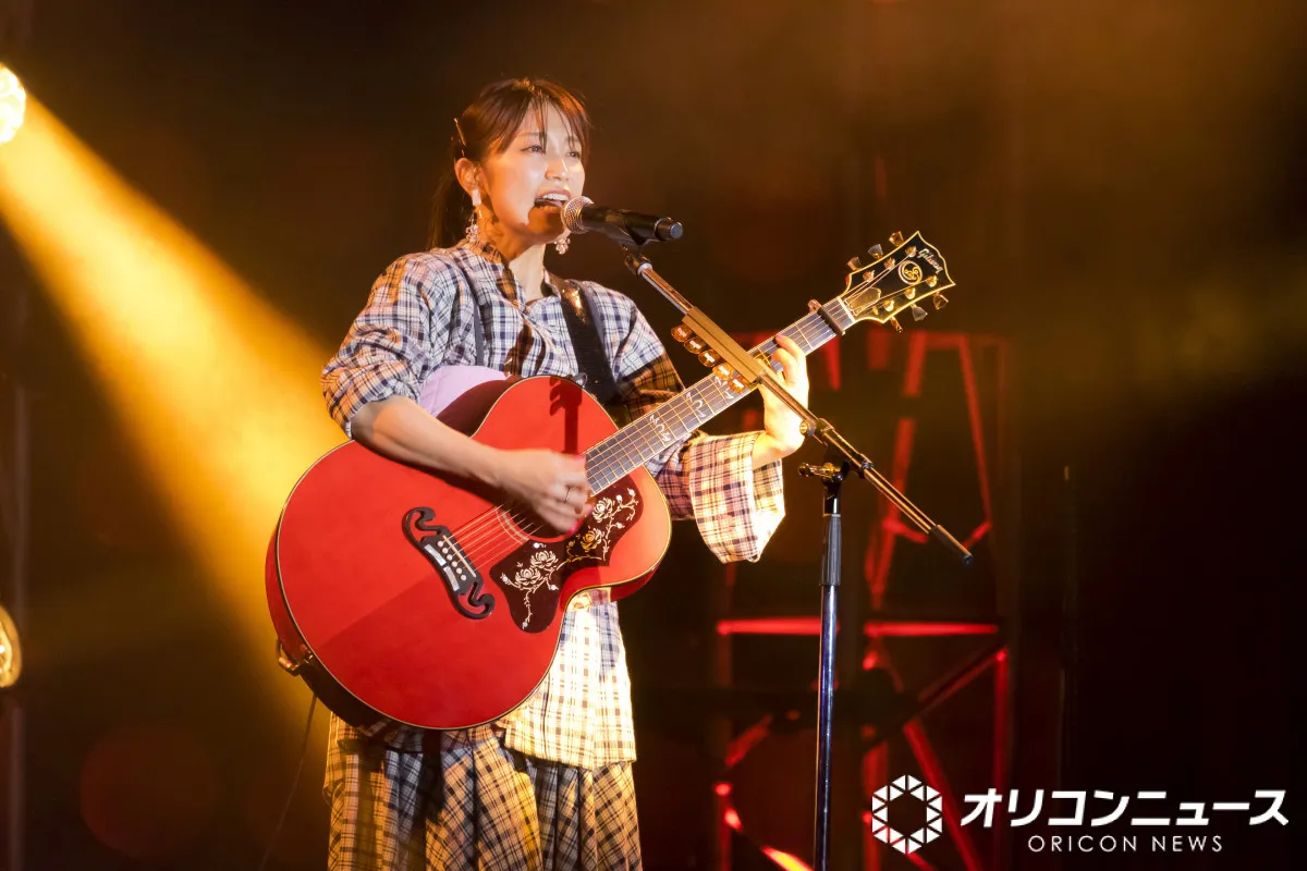 デビュー15周年のmiwa、ド派手ライブ→サプライズゲストに涙　『リッチマン、プアウーマン』小栗旬が登場