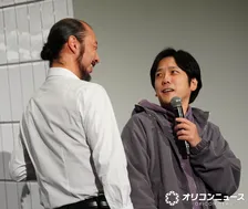 二宮和也、初めて『8番出口』役衣装で“歩く男”と登壇　シーン再現「裏でめちゃくちゃジタバタしてる映画だった」