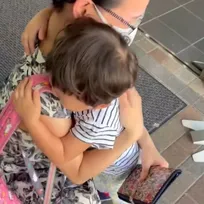 産院の前で号泣する娘と涙の別れ…自分から離れて母を見送る様子に「一緒にいられる産院が増えますように」「何故か私も大号泣」