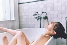 日向坂46河田陽菜、自宅での入浴スタイル再現“バスタブショット”　2nd写真集先行カット