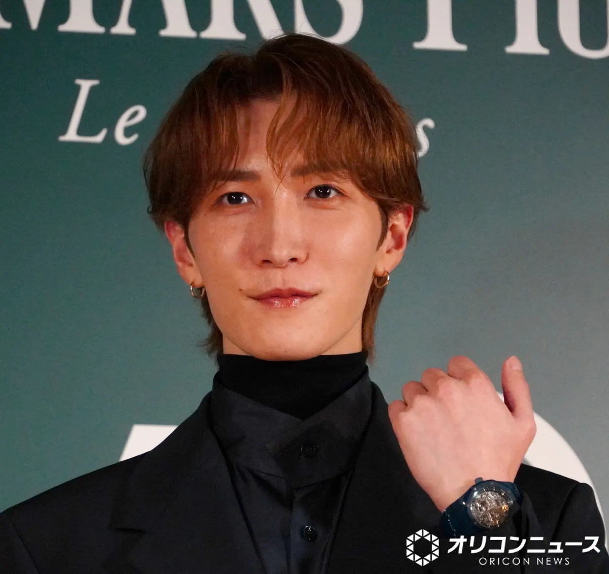 Snow Man渡辺翔太、運命の出会い告白　メンバーカラー“ブルー”のシックな着こなし