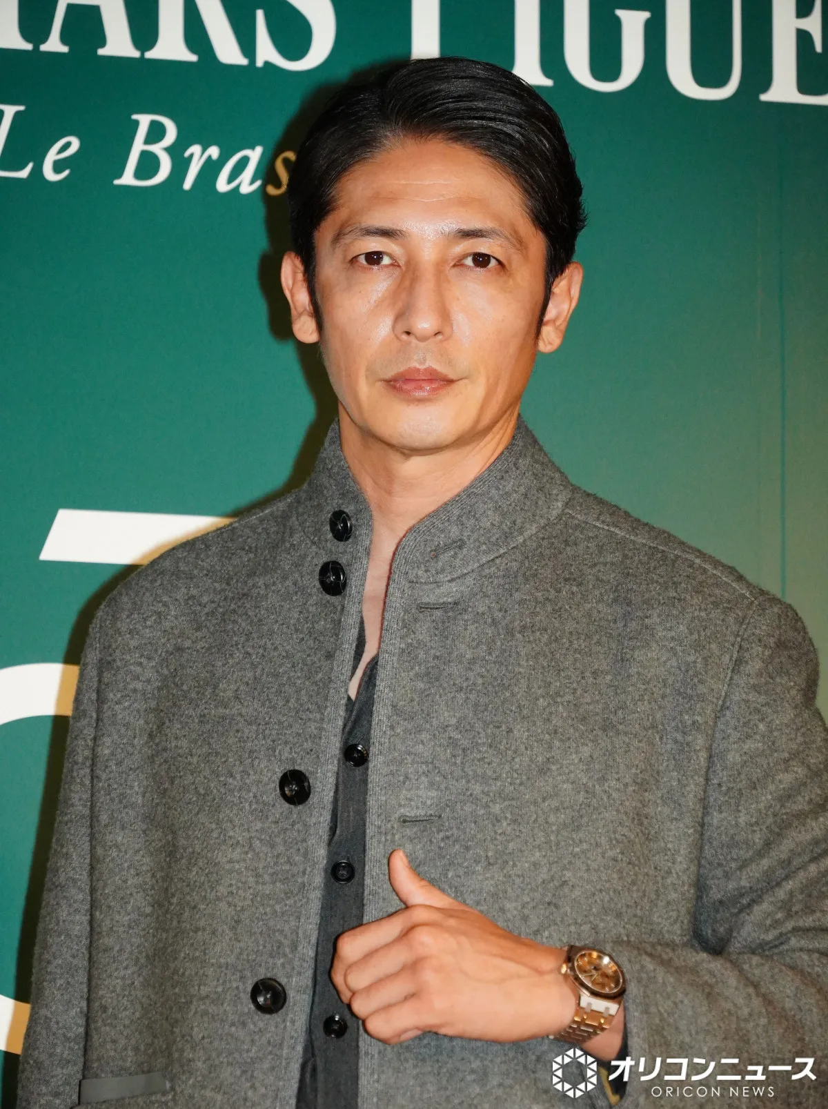 玉木宏、時価2600万円の時計光らせ「これから1分1秒を大事にしたい」　大人の余裕漂うグレーコーデで登場