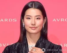 すみれ、美バストのぞく穴開きニットワンピ姿に反響「反則です」「たまりません」「セクシー」