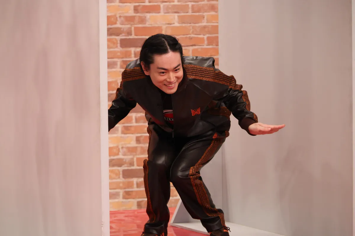 菅田将暉がポージング→スタジオ大混乱　ジャージ姿で汗だくに…『華大さんと千鳥くん』