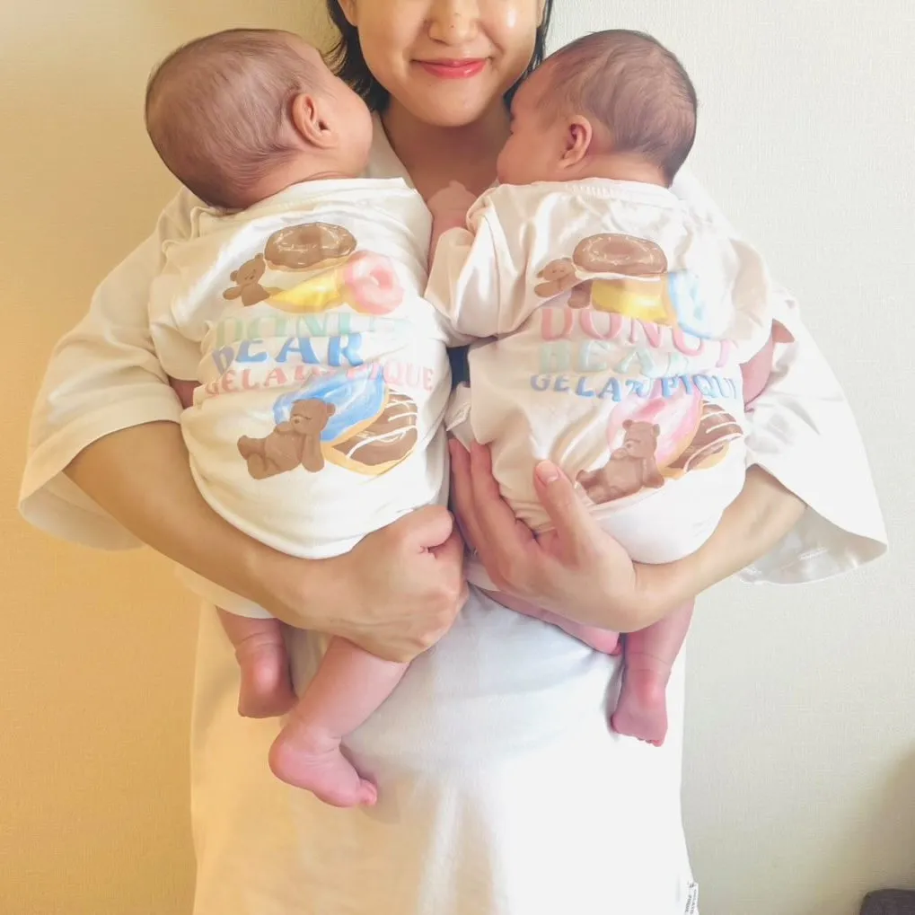 完全母乳で双子を育てる…ママの奥義“同時授乳”の姿に「ここに天使がいる…！」「お母さんすごすぎる」