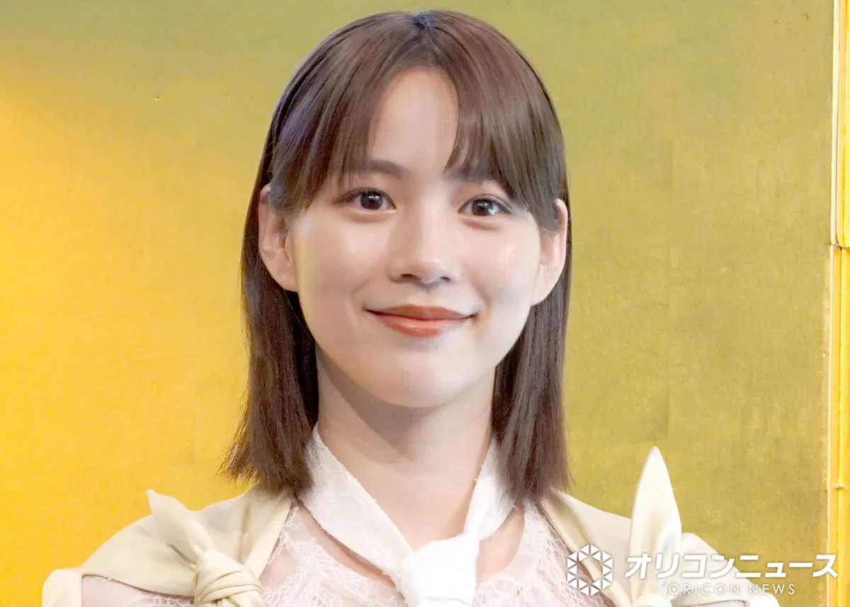 のん、新ニット×大きめメガネで淡色ワントーンの秋冬コーデを紹介「着こなしが最高」「天使降臨だっ！」「かわいすぎ」