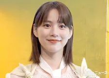 のん、新ニット×大きめメガネで淡色ワントーンの秋冬コーデを紹介「着こなしが最高」「天使降臨だっ！」「かわいすぎ」