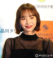 井桁弘恵、透け感たっぷり黒レースワンピースで登場　寒空の下で朗らかな笑顔見せる