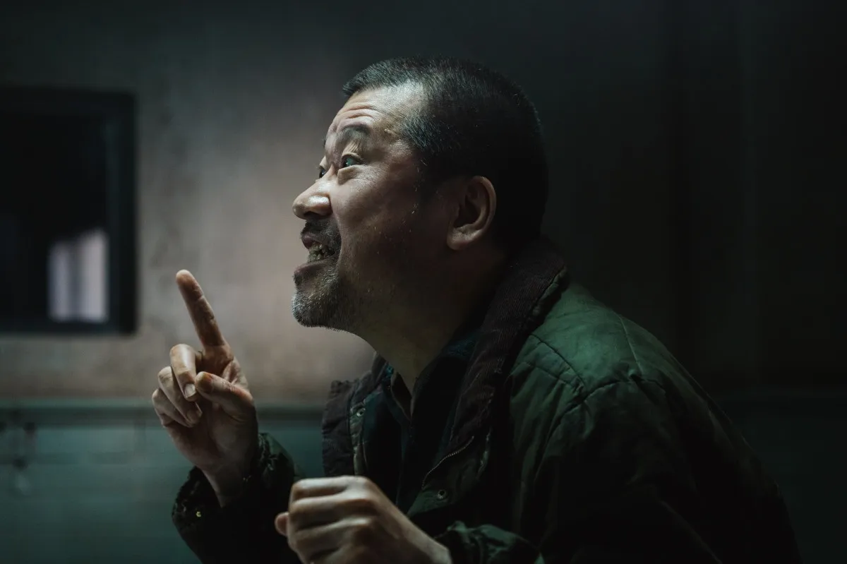 映画『爆弾』10億円突破、佐藤二朗“怪演”の裏側　“10円ハゲ”も地毛で再現した断髪式映像が公開