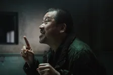 映画『爆弾』10億円突破、佐藤二朗“怪演”の裏側　“10円ハゲ”も地毛で再現した断髪式映像が公開