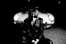 マネスキンのギタリストがソロ始動　ハマ・オカモト×チャド・スミス（RHCP）のリズム隊楽曲も　プロデュースはトム・モレロ（RATM）