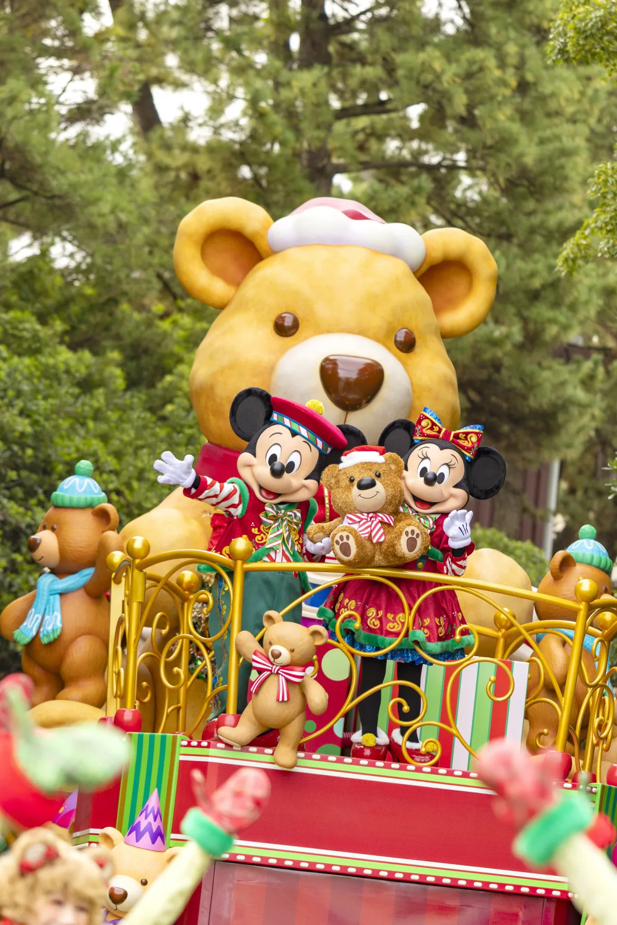 『ディズニー・クリスマス』10年ぶり新パレード『トイズ・ワンダラス・クリスマス！』華やかに開幕　ミッキーたちとおもちゃが贈る“魔法のクリスマス”