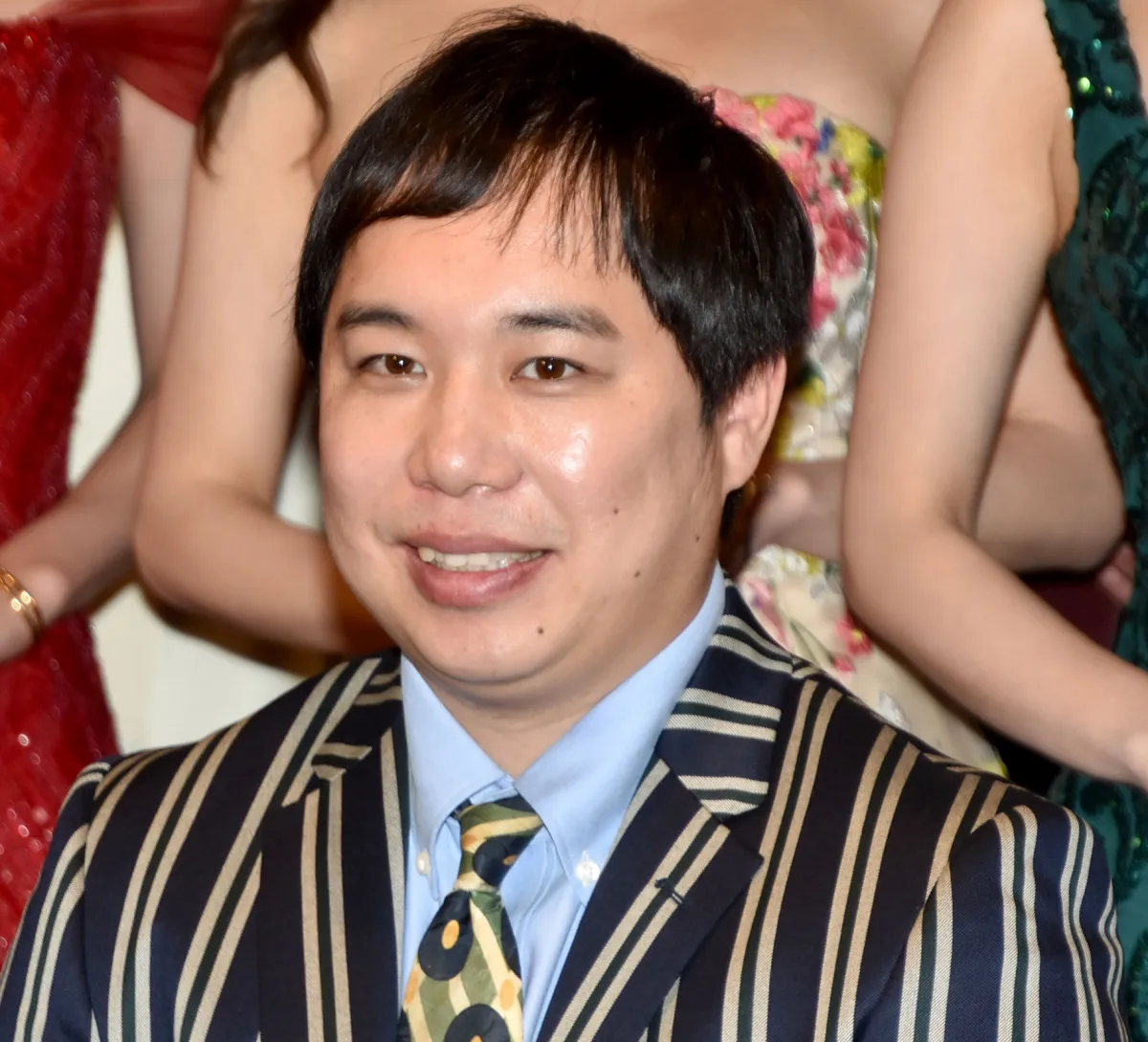 せいや「この状態でドラマの台本覚えていった」　金箔パンイチの衝撃姿にネット反響「芸人すぎる笑」「プロポーズ失敗しそう」