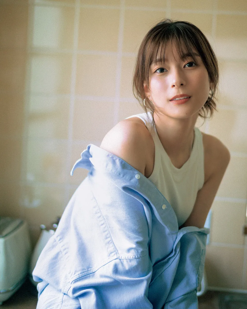 芳根京子、『マガジン』で透明感抜群の肌見せグラビア　秋のお出かけデートへ