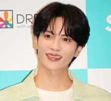 志尊淳、“変装なし”で駅にいるプライベート写真にファン衝撃「気づかれないの??」「こんなイケメン電車乗ってきたらガン見する」