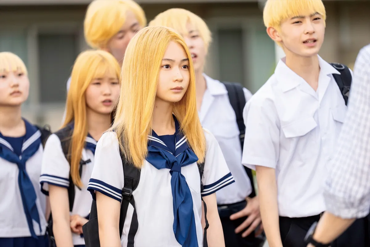 白鳥玉季、人生初の金髪は染まらずにウィッグ　映画『金髪』場面写真＆フェイク動画公開