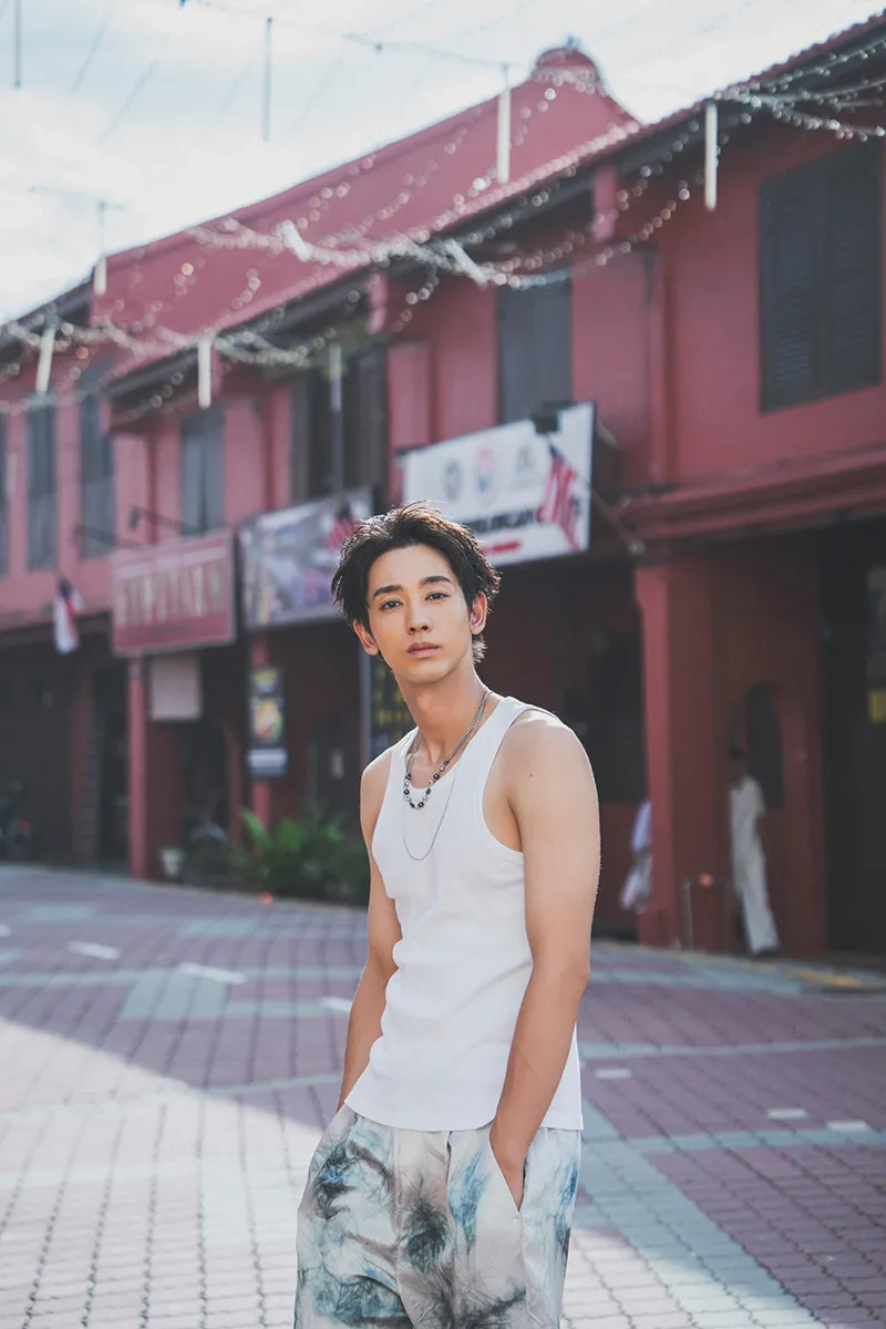 『ウルトラマンオメガ』主演・近藤頌利が鍛え上げた肉体美を披露、俳優デビュー10周年のメモリアルな写真集発売「これまでの10年の喜怒哀楽をマレーシアで表現」