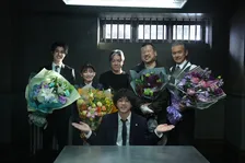 山田裕貴×佐藤二朗ら『爆弾』緊迫の取調室シーンの裏では笑顔　メイキング写真公開