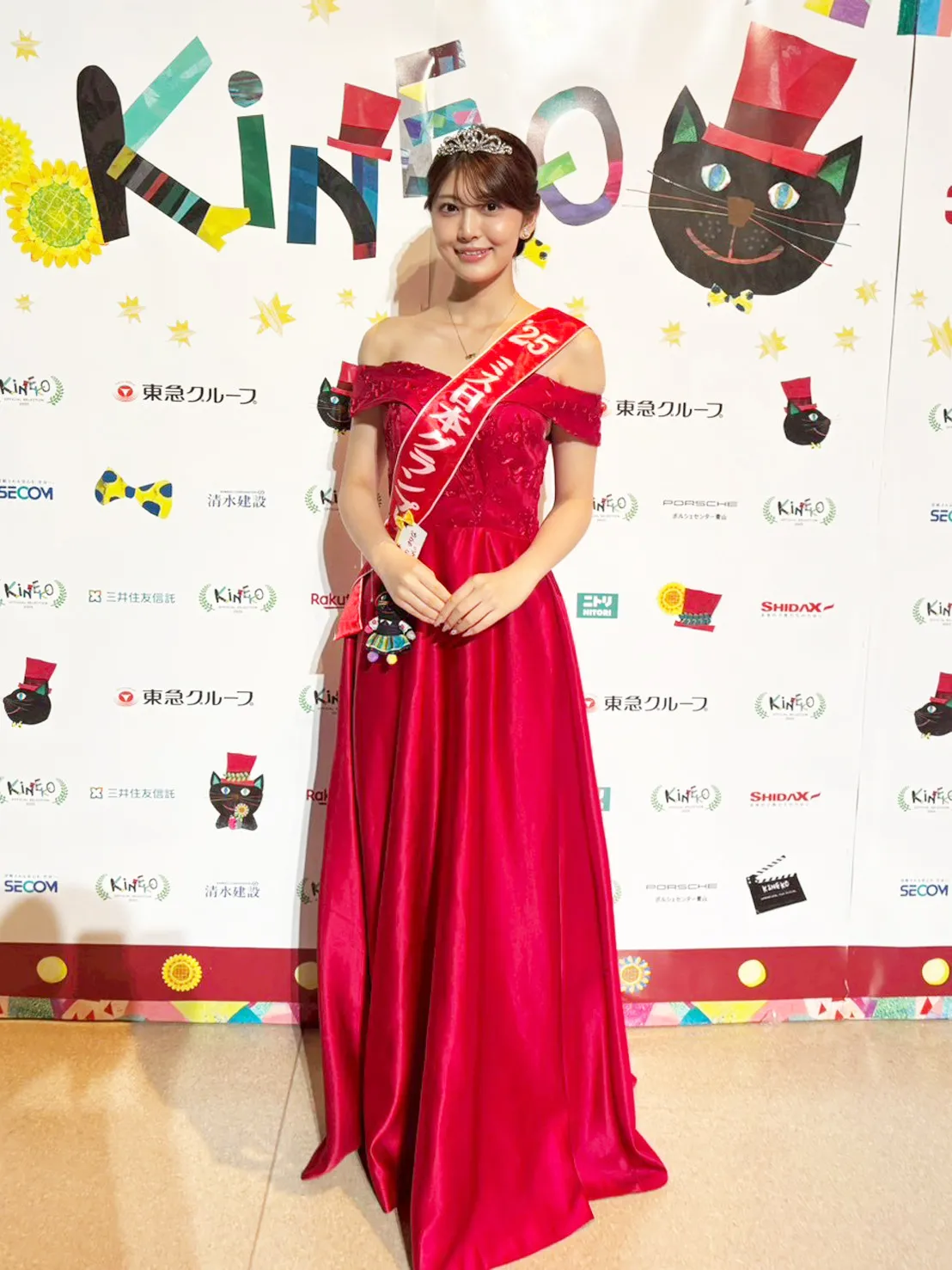 ミス日本グランプリ・石川満里奈、鮮やかなドレスでキネコ国際映画祭のレッドカーペットに登場　子供たちに囲まれ「笑顔を咲かせられる役者を目指したい」