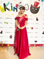 ミス日本グランプリ・石川満里奈、鮮やかなドレスでキネコ国際映画祭のレッドカーペットに登場　子供たちに囲まれ「笑顔を咲かせられる役者を目指したい」