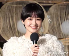 奈緒、伝統工芸ツリーを点灯　「“透ける”は日本らしさ」　「妖精みたい」な衣装で登場