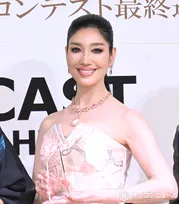 アンミカ、『ベストフォーマルウェアアワード』3年連続受賞で殿堂入り　自身がデザインした豪華ドレスで登場